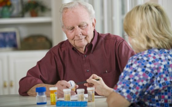 У пожилых людей в результате приема НПВС могут возникнуть серьезные побочные эффекты