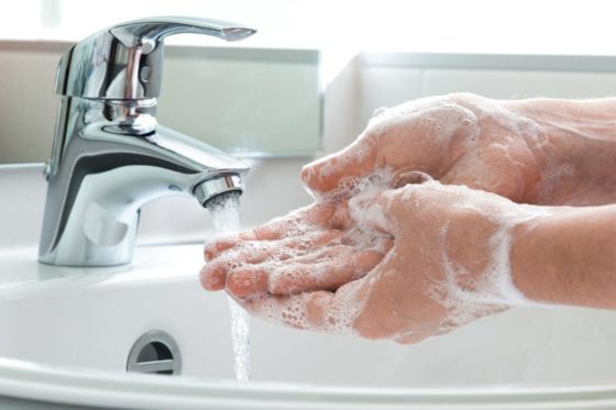 После применения лечебного геля надо тщательно вымыть руки с мылом