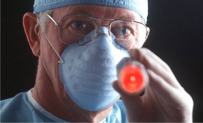 Хирург проводит операцию при помощи лазера